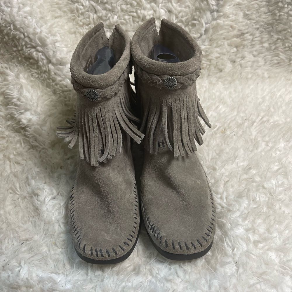 Minnetonka Hi Top Back Zip Boot Grey Suede with fringe accent SZ7